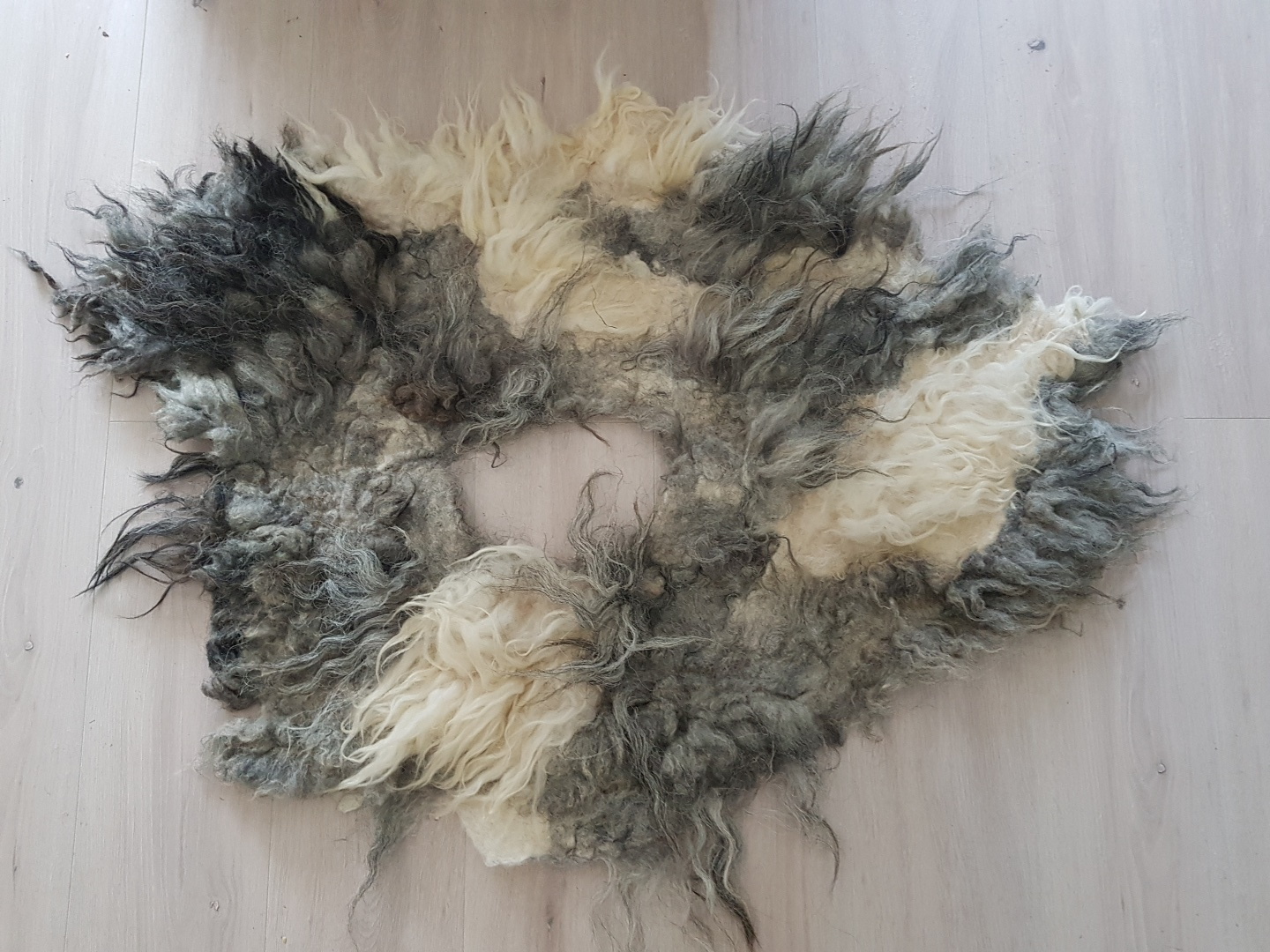 Wild eye – gevilte schapenvacht 85 x 125 cm