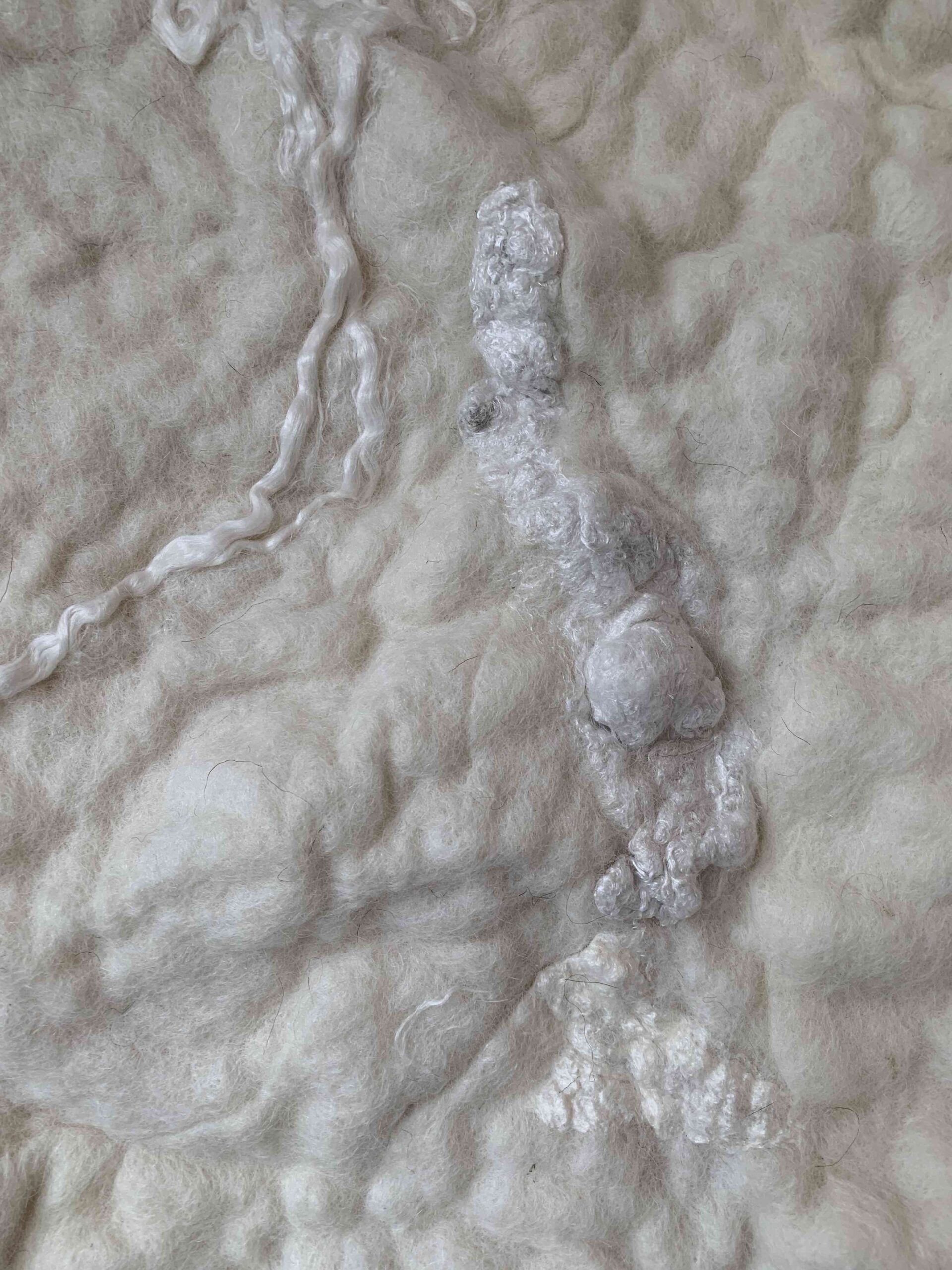 wandkleed-wol-vilt-akoestisch-paneel-White-escape-2-Inge-Visser-wolgoeroe-kopie-scaled.jpg