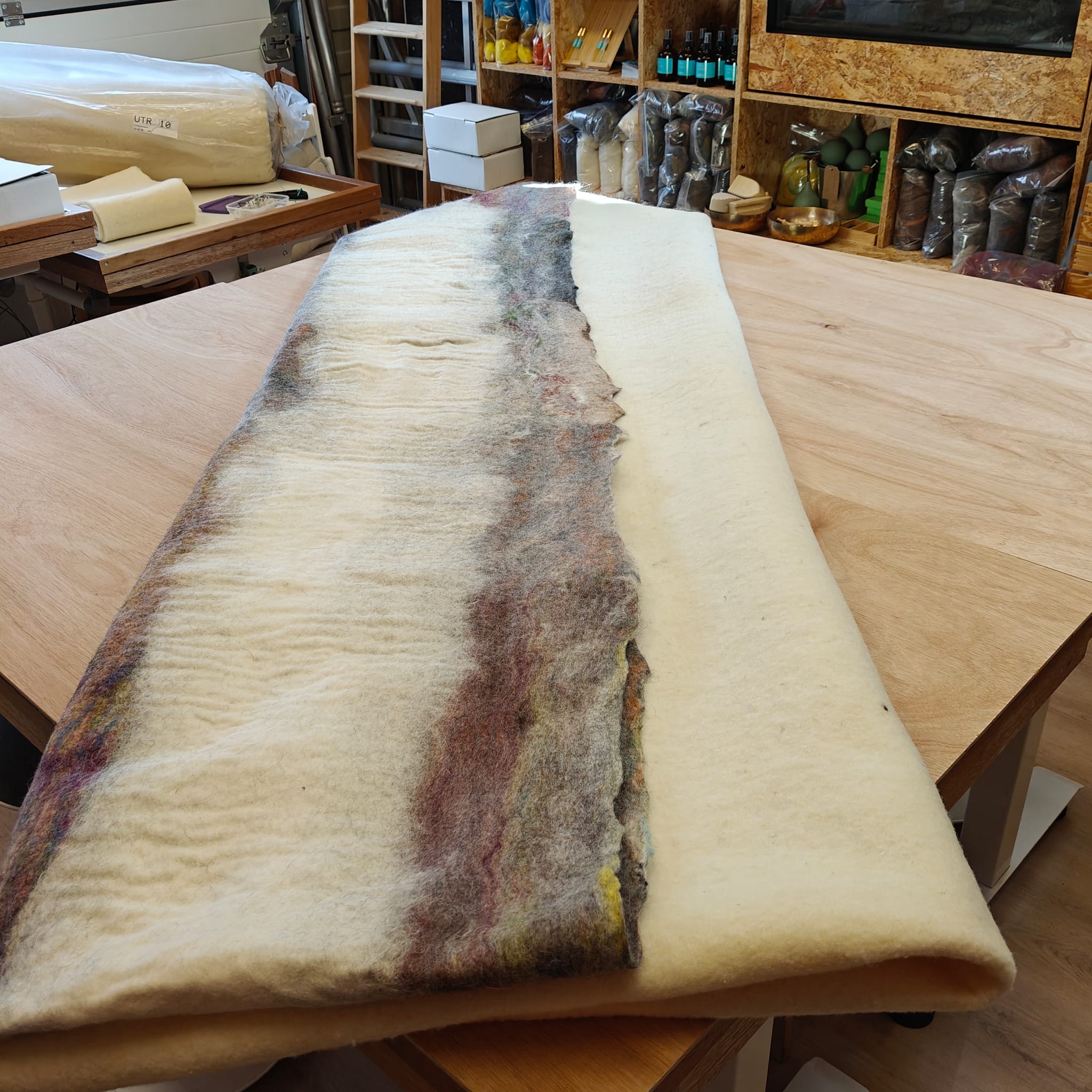 Wade mist wolgoeroe studio namenia inge visser natuurbegraven uitvaart creme streep natuurbegravenis wol vilt horizon collectie