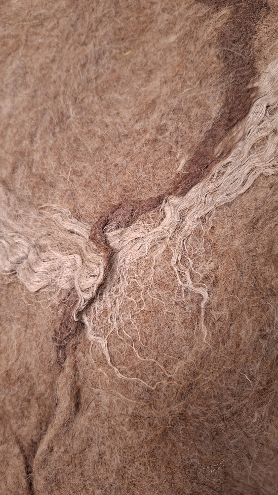 Pathfinder-_-acoustic-art-wandkleed-vilt-wandkleed-wol-akoestisch-kunstwerk-viltkunst-_-Arte-Cascada-1